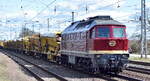 Salzland Rail Service GmbH, Bernburg (Saale) für die DB Bahnbau Gruppe mit  132 068-8  (NVR:  92 80 1232 068-7 D-SLRS ) mit einem Gleisbauzug mit P&T MFS Materialförder- und Silowagen der DB
