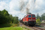 233 510-7 bei der Abfahrt mit einem Schotterzug in Pechbrunn Richtung Süden, 17.08.2017