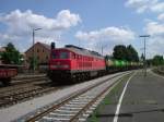 Am 30.06.2006 kommt 233 451 mit einem Gterzug in Amberg an.