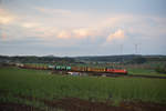 Montags beehrt das Vogtland immer wieder eine Br 232/233 welche den EZ 51602 von Zwickau nach Nürnberg Rbf bringt. Hier konnte der Zug nach Sonnenuntergang bei Feilitzsch fotografiert werden, 23.04.2018