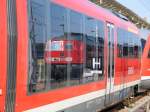 In Wismar spiegelt sich die 233 698 im 642 054 Regionalexpress nach Tessin. 20.06.2007 