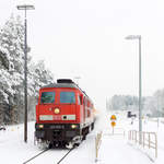 Am 31.12.2014 durchfährt 233 363-0 auf dem Durchgangsgleis mit einem Kesselwagenzug den Bf Kastl in Oberbayern in Richtung Mühldorf.