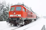 Am 31.12.2014 durchfährt 233 373-0 auf dem Durchgangsgleis mit einem Kesselwagenzug den Bf Kastl in Oberbayern in Richtung Mühldorf.