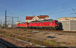 Nachschuss auf 233 285-6 (232 285-7 | 132 285-8), die von 152 088-1 (Siemens ES64F) auf den Gütergleisen Richtung Zugbildungsanlage (ZBA) Halle (Saale) gezogen wird.