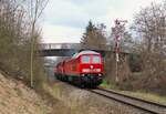 233 232 fuhr mit 261 046 und 261 024 am 24.02.23 von Saalfeld nach Halle. Hier ist die Fuhre in Pößneck zu sehen.