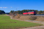 233 478 DB Cargo und 187 153 DB Cargo mit einem Containerzug bei Parsberg Richtung Regensburg, 23.02.2022