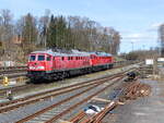 Die DB Cargo Ludmillas 232 209-7 ( 9280 1232 209-7 D-DB ) und 233 698-0 ( 9280 1233 698-0 D-DB ) warten am 6.4.2026 in Marktredwitz auf ihren nächsten Auftrag.