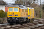 233 493 und 143 352 der Bahnbaugruppe bei der durchfahrt in Hiddenhausen richtung L�hne. Fotografiert am 03.04.2026
