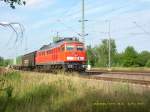 Am 11.07.06 fhrt 233 515 mit einem Hangartner-Zug im Bahnhof Muldenstein auf das Bahnhofsgleis von Muldenstein. Nach dem ein schnellerer Gterzug durch gefahren war, fuhr sie weiter in Richtung Bitterfeld. Ungewhnlich ist die Bespannung mit 233, da sonst diese Zge mit 189 gefahren wurden. Seit dem diesjhrigen Fahrplanwechsel habe ich seither nur 152 vor den Zgen gesehen. 