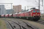 233 314-4 zieht gemeinsam mit 2 Schwesterloks einen Gterzug aus dem Wismarer Seehafen. 29.04.2008