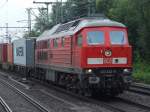 BR 233 232-8 zieht einen Containerzug durch HH-Harburg in Richtung Hafen.