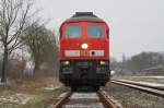 In Hagenow kommt die 233 616-2 bis an den Bahnbergang gefahren um gleich wieder ihre Wagons in die Bundeswehrkaserne zu schieben.