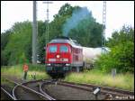 Die Weichen sind gestellt und noch ein letztes Gesprch zwischen Kollegen , bei der Weiterfahrt von 233 511-5 mit Ihren Kesselwagen vom Industriegleis Wilhelmshaven ber Sande ins