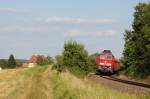 233 586 mit FZ56909 am 05.08.2009 bei Grmersdorf. Im Hintergrund das Wasserschloss Moos.