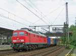 233 217 am 27.08.2009 mit Containerzug in Hamburg-Harburg auf dem Weg nach Hamburg-Waltershof