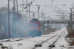 Die stark ruchernde 233 326 fhrt am 15.02.2010 im Gegengleis von Passow nach Angermnde