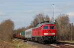 233 206 fhrt am 09.04.2010 mit einem Militrzug aus Vilseck-Lager kommend in Vilseck ein 