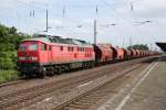 Mit einem Ganzzug Kali-Wagen donnert 233 696-4 durch Schnebeck (Elbe) in Richtung Magdeburg. Fotografiert am 15.06.2010. 