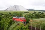 Am 21.06.10 war 233 040-5 auf der Kalibahn Heringen/Werra-Gerstungen im Einsatz. Hier konnte sie in Dankmarshausen an der ehemals innerdeutschen Grenze mit Blick auf den  Monte Kali  fotografiert werden.