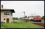 233 510 fhrt am 12. August 2010 mit einem Gterzug in Richtung Burghausen aus dem Bahnhof Tssling aus.