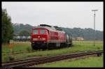 233 511 fhrt mit einem Gterzug aus Richtung Alt tting kommend in den Bahnhof Tssling ein.