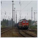 233 450 erreicht mit einem Steinkohleganzzug den Bahnhof Hoyerswerda.