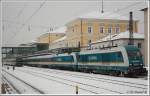 Dieses Schicke Doppel (223 071 + 183 004)bildet heute die Zugmaschienen Einheit des ALX nach Schwandorf. Gestartet sind sie, wie immer natrlich, in Regensburg Hbf. Im Hintergrund ist bereits die neue Genereation Nahverkehr, die 440er von Agilis zu sehen.(05.12.10) 