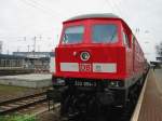 Zu sehen ist 233594 vor IC 43 von Hamburg-Altona nach Krakow Glowny in Cottbus Hbf.bis Cottbus hat den IC die BR 120141 gezogen,weiter gehts mit Dieselpower nach Krakow,aufgenommen @m 31.10.02 