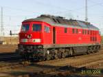 BR 233 696-4 wird gleich seine Wagen ankoppeln. Am Hp Hinrichsdoferstr./Rostock