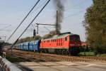 233 562-8 beschleunigt ihren Kohle-Leerzug in Langenbach (Oberbay) Richtung Landshut am 05.10.11.