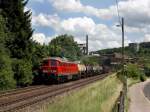 Die 233 232 am 24.06.2011 mit einem Gterzug unterwegs bei Sulzbach Rosenberg.