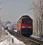  Nachschu  auf 233.572 welche am 23.01.13 gerade den Bahnbergang Drnberg passiert hat und gleich die Brcke bei Unterschwillach berqueren wird. Ganz weit im Hintergrund zu erkennen: Die Nebenstraenberfhrung bei Wimpasing.