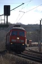 233 217 - 9 röhert mit einem langen gemischten Güterzug durch die Oberauer Kurve.