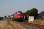 Marschbahnumleiter: 233 662-2 passiert mit einem KLV-Zug aus Dänemark den Bahnhübergang Bosbüll kurz vor Niebüll.