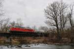 233 588 berquert mit FZ 56562 die Amperbrcke zwischen Langenbach und Haag a.d. Amper (05.03.2007)