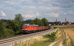 233 698 fährt mit einem gemischten Güterzug bei Sulzbach-Rosenberg in Richtung Nürnberg, aufgenommen am 13.