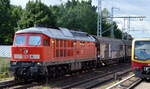 DB Cargo AG (D) mit  233 478-7  [NVR-Nummer: 92 80 1233 478-7 D-DB] und Ganzzug Schiebewandwagen am 18.08.21 Berlin Buch.