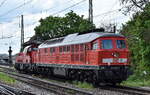 DB Cargo AG, Mainz mit einem Lokzug, die  233 176-7  (NVR:  92 80 1233 176-7 D-DB ) hing am Haken von  261 063-2  (NVR:  92 80 1261 063-2 D-DB ) am 11.05.23 Vorbeifahrt Bahnhof Magdeburg-Neustadt.