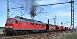 DB Cargo AG, Mainz mit ihrer  233 233-6  (NVR:  92 80 1233 233-6 D-DB ), die nur mit großer Mühe und viel Dampf mit ihrem Kali-Transportzug sich wieder in Bewegung setzt nach kurzem Halt am Haltesignal am 21.09.23 Höhe Bahnhof Rodleben.
