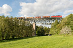233 176-7 zieht am 20.05.2016 einen Kesselwagenzug über den Röslau-Viadukt bei Thölau in Richtung Marktredwitz.