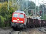 233 636-0 neigt sich am 10.10.2016 bei Werder (Havel) mit einem Ganzzug offener Güterwagen in die Kurve.