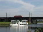 Unerkannte 234 berquert die Ruhrbrcke in Duisburg.