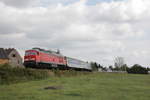 Die sechsachsige Großdiesellok 234 278 fährt am 13.09.2019 ersatzweise den Regionalexpress 6 von Chemnitz Küchwald nach Leipzig, gerade am Ort Lauterbach-Steinach vorbei.