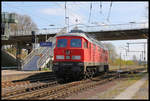 SEL 234242-6 holte am 16.04.2021 mittags einen im Bahnhof Hasbergen abgestellten Bau Zug ab.
Hier rangiert die Lok gerade in Höhe der Straßenbrücke und Bahnsteig Zugwegung.