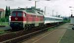 Am 9. Juni 1999 faehrt 234 548-6 mit einem Interregio nach Wroclaw an Dresden Mitte vorbei.