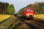 Mit ca 45min Versptung kommt am Morgen des 02.05.10 der D440/442 Amsterdam - Warschau durch die Rapsfelder bei Trebnitz an der Ostbahn.