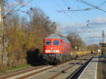 SEL 234 278-0 zieht ein Schotterzug durch Duisburg Rheinhausen am 05.12.2020.