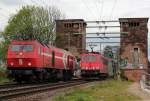 DE13 der HGK und 155 036-7 an der Sdbrcke am 27.04.2012