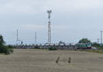 TRG 241 697-2 mit leeren GATX-Wagen nach Staßfurt, am 27.07.2017 im Anschluss der Firma KIMM Baustoffe in Elxleben.