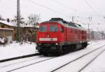 241 353-2 fhrt solo in Richtung Zwickau durch den Bahnhof von Altenburg.